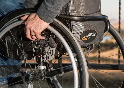 Uber é condenada após motorista negar corrida a cadeirante