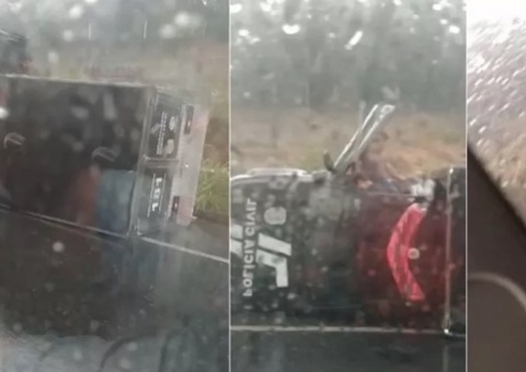 Pista molhada faz carro do Instituto Médico Legal tombar com mortos dentro