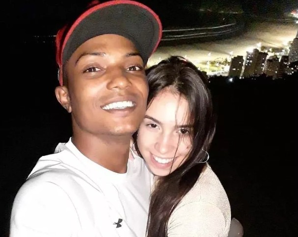 Criança é salva de acidente ao ser abraçada pelo tio; pais morreram