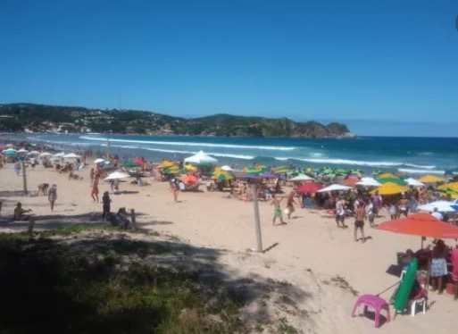 Justiça fecha comércios e praias e dá 72h para que turistas deixem Búzios 