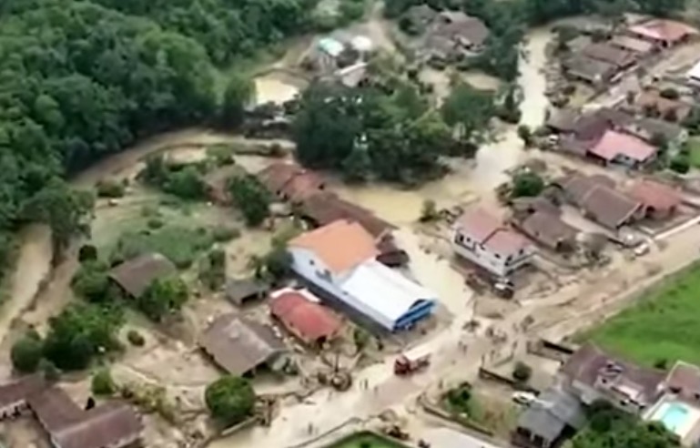 Sobe para 12 o número de mortos durante forte chuva em Santa Catarina