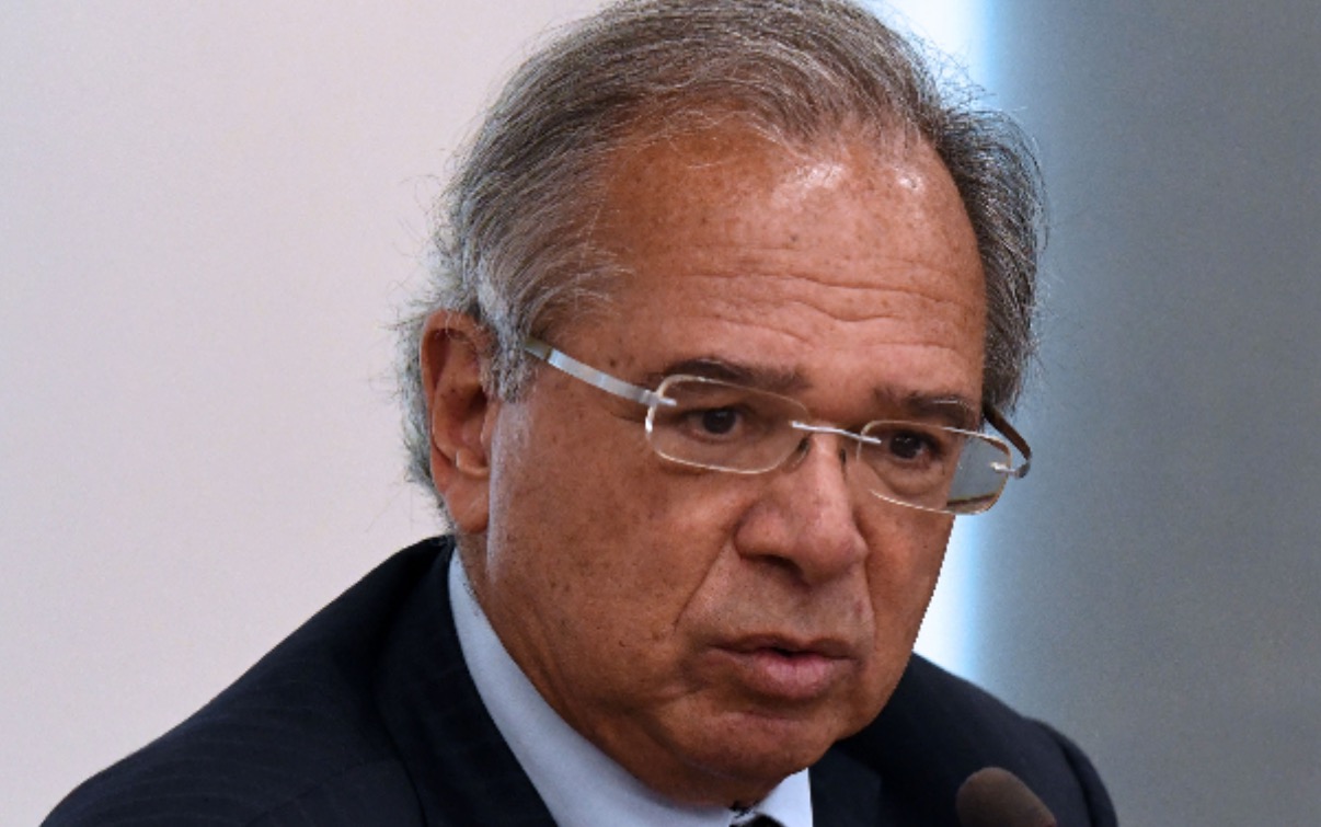 Guedes desmente Bolsonaro e diz que não recomendou 13º do Bolsa Família