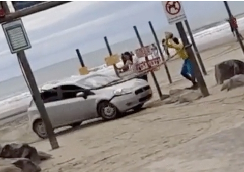 Motorista invade praia, tenta atropelar morador e tem carro apedrejado 
