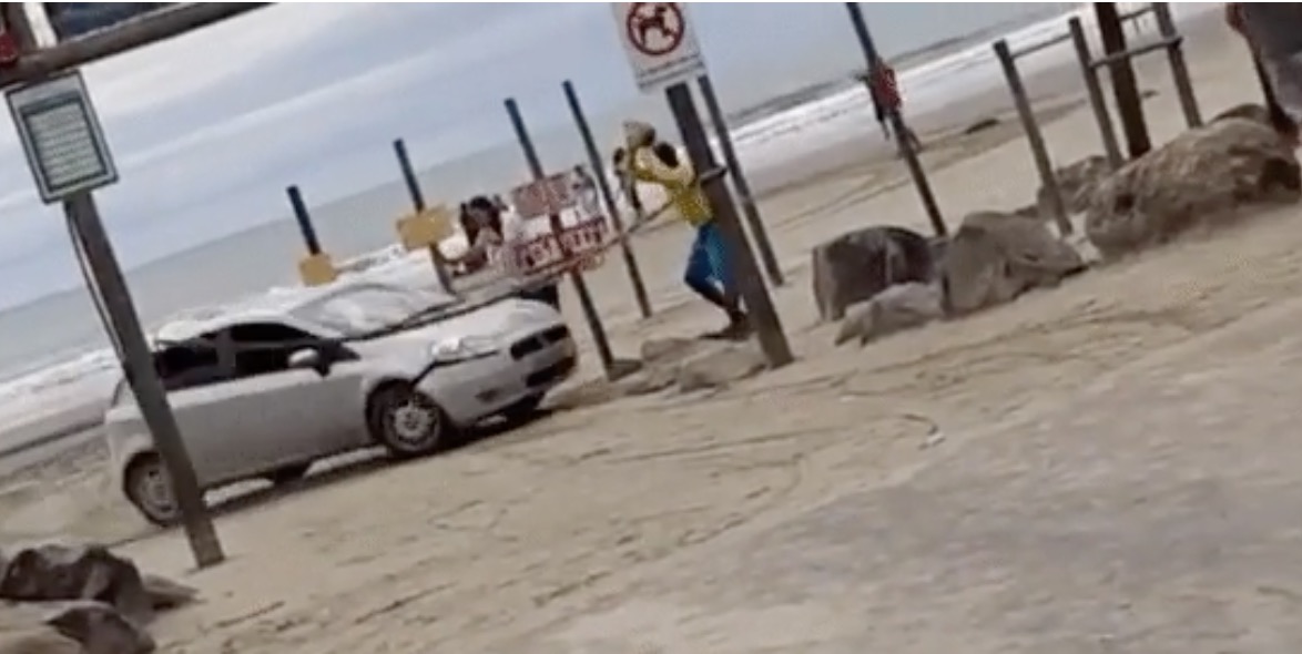 Motorista invade praia, tenta atropelar morador e tem carro apedrejado 