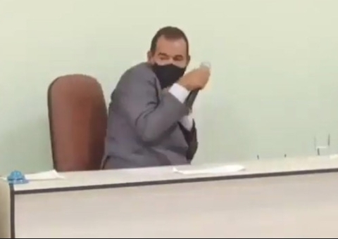 Prefeito é atacado com enxada enquanto fazia discurso de posse; veja vídeo