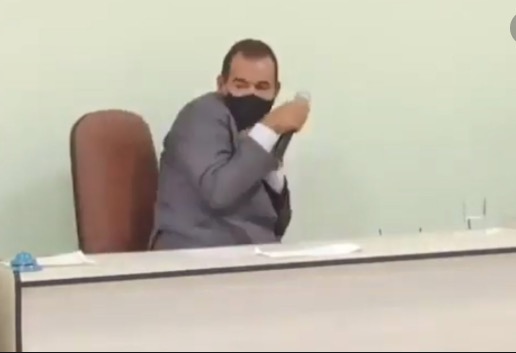 Prefeito é atacado com enxada enquanto fazia discurso de posse; veja vídeo