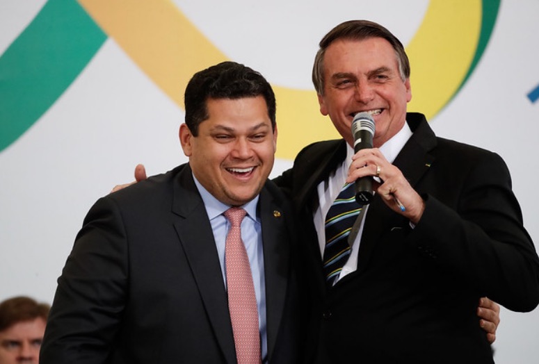 Bolsonaro confirma apoio a candidato de Alcolumbre para o Senado
