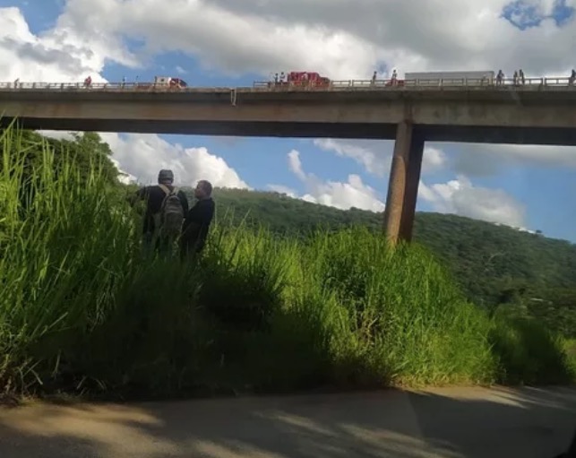Caminhão cai de ponte um mês após acidente com ônibus que matou 19 pessoas