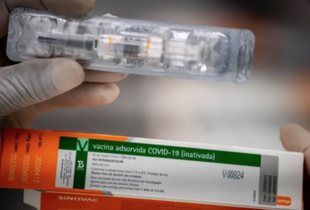 Idosos recusam CoronaVac no Rio de Janeiro