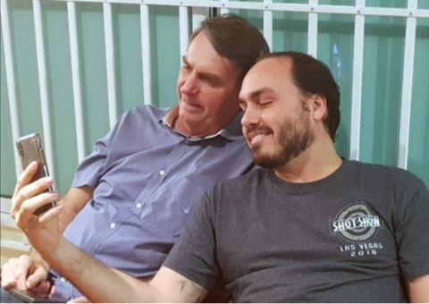 Bolsonaro faz doação eleitoral irregular ao próprio filho