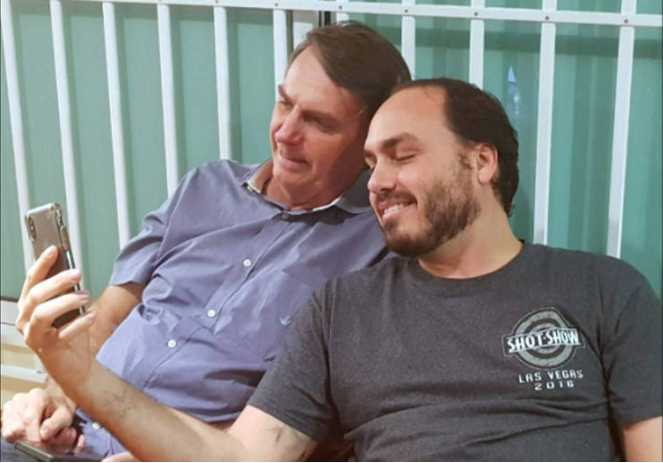 Bolsonaro faz doação eleitoral irregular ao próprio filho