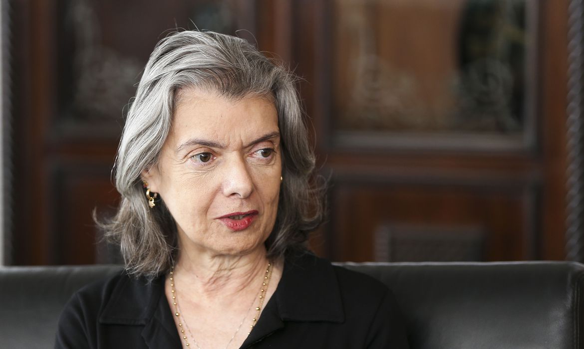 Carmen Lúcia é a 9ª autoridade a contrair Covid-19 após posse de Fux