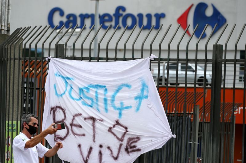 Carrefour anuncia fundo milionário para combater racismo