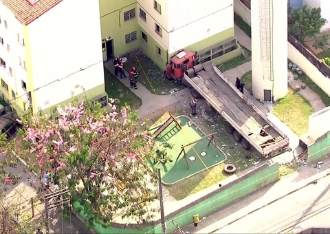 Motorista perde controle de carreta e invade parquinho de condomínio