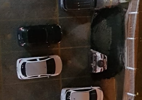 Piso de garagem cede e cratera engole carro de morador de condomínio
