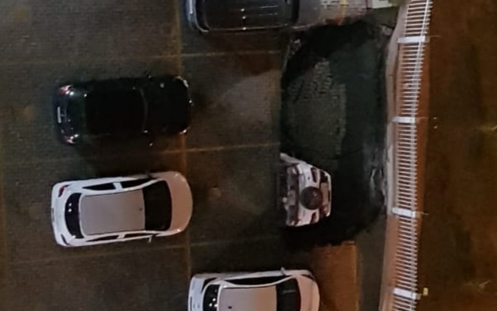 Piso de garagem cede e cratera engole carro de morador de condomínio