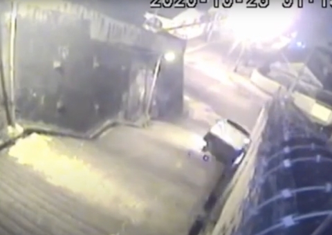 Vídeo mostra carro despencando de escadaria