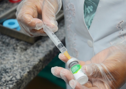 Ministério da Saúde manda estados reservarem 2ª dose para grupo prioritário