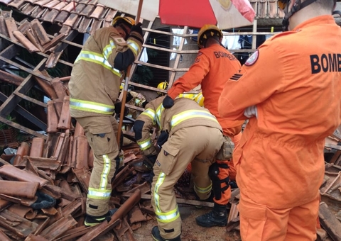 Criança de 10 anos é resgatada de escombros após teto de casa desabar