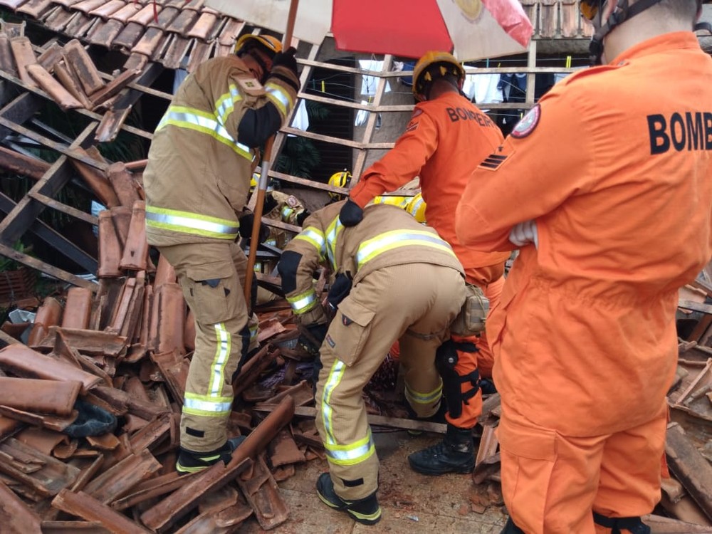 Criança de 10 anos é resgatada de escombros após teto de casa desabar