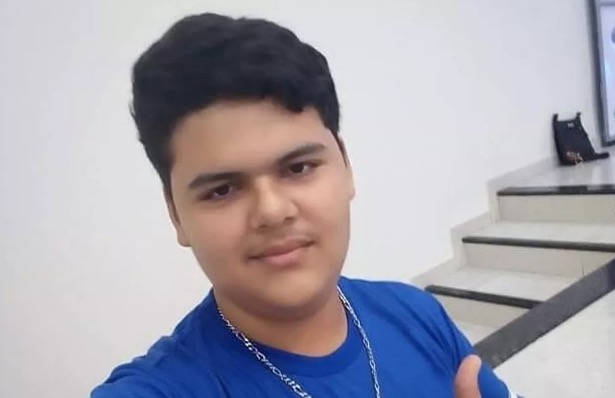 Adolescente morre após levar choque no momento que jogava no celular