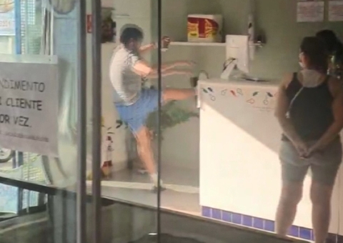 Vídeo: homem se revolta com pedido para usar máscara e quebra sorveteria