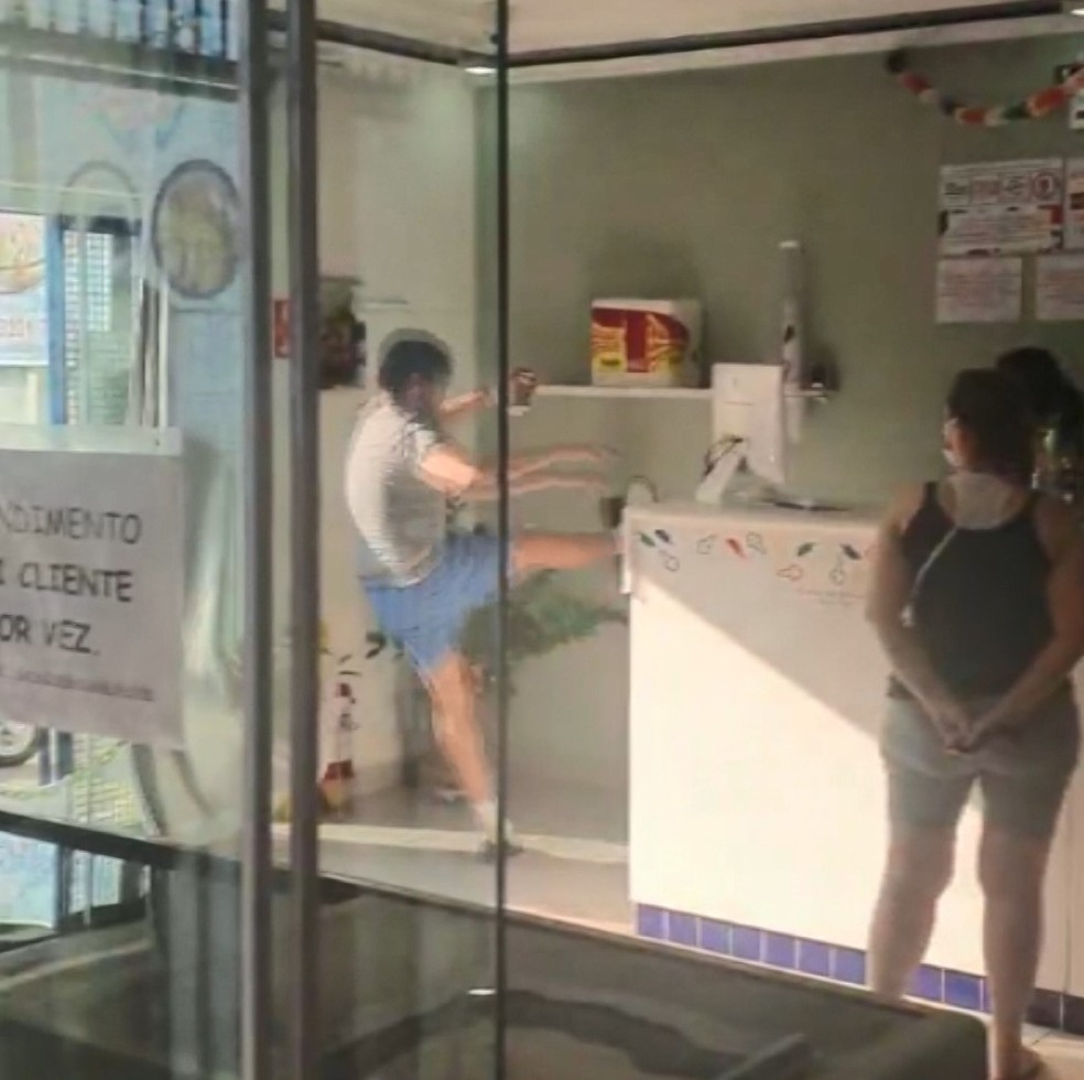 Vídeo: homem se revolta com pedido para usar máscara e quebra sorveteria