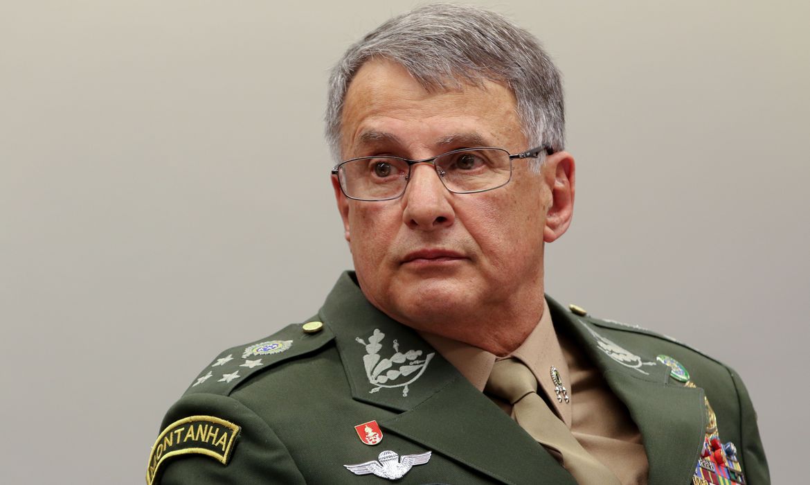 Comandante do Exército é internado após sofrer acidente e fraturar o fêmur