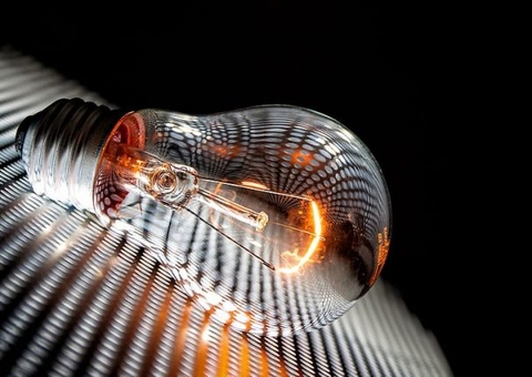 Bandeira tarifária deixa conta de luz mais barata em janeiro; confira