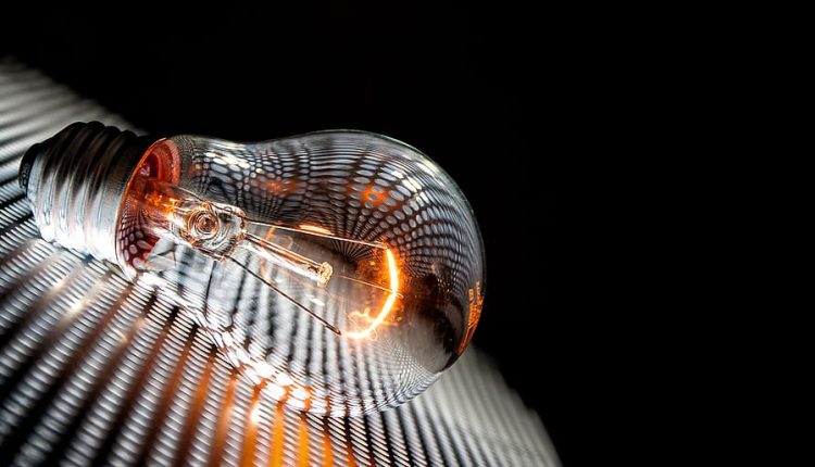 Bandeira tarifária deixa conta de luz mais barata em janeiro; confira