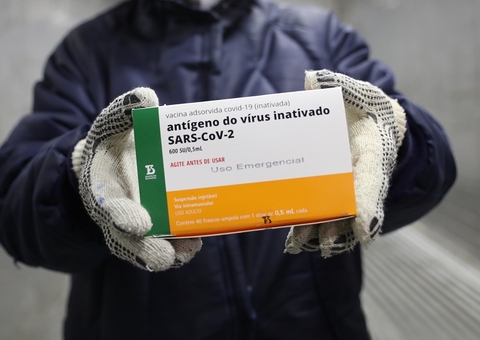 Bolsonaro anuncia chegada de insumos para a CoronaVac nos próximos dias