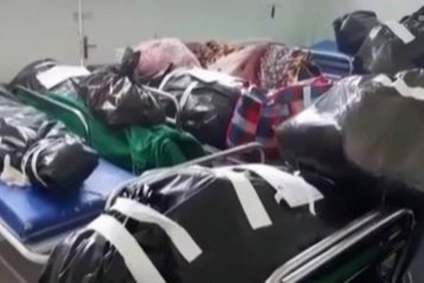Vídeo: Necrotério de hospital de Covid tem corpos acumulados em Roraima