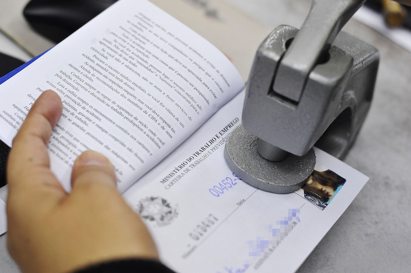 País bate recorde com taxa de desocupação de 14,4%, diz IBGE