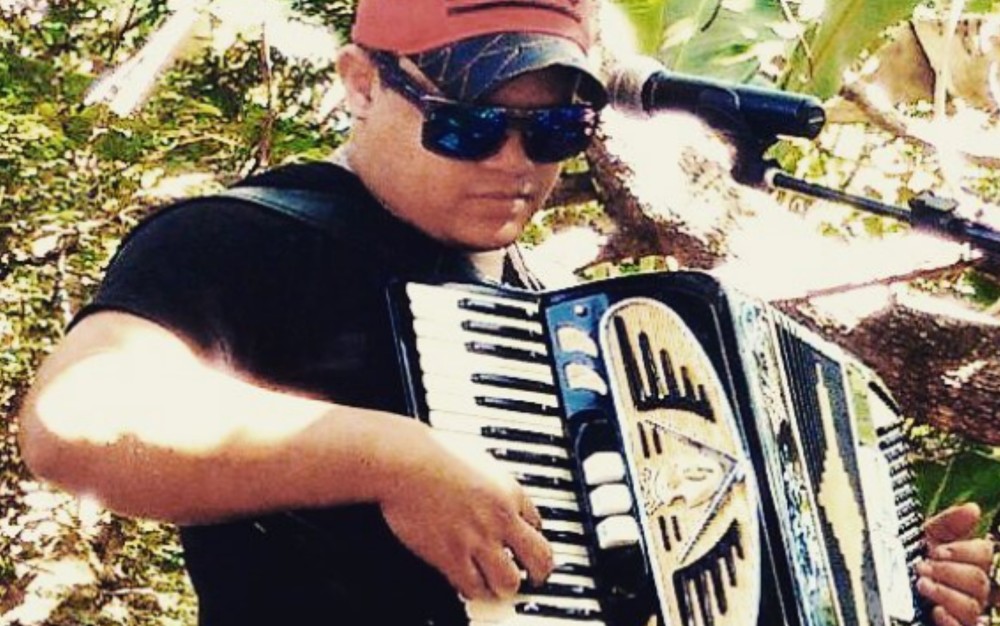 Sertanejo morre ao ser baleado no olho por amigo dentro de lava a jato