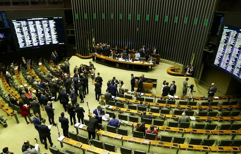 Votações da Câmara ficam para novembro e MP do auxílio pode ser pautada