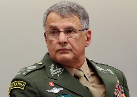 Não queremos fazer parte da política, nem deixar ela entrar nos quartéis, diz chefe do Exército