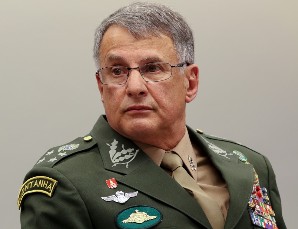 Não queremos fazer parte da política, nem deixar ela entrar nos quartéis, diz chefe do Exército