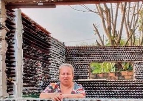 Educadora constrói casa própria com garrafas de vidro; veja como ficou 