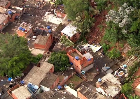 Mãe e crianças morrem após casa desabar; bebê está desaparecido