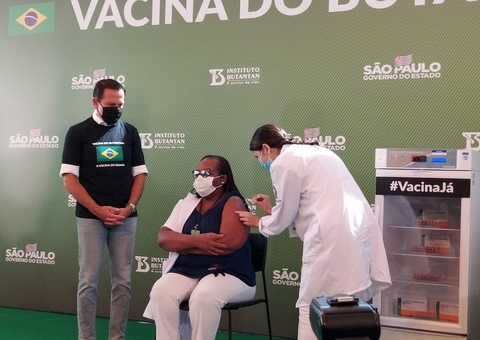 Enfermeira é a primeira pessoa a ser vacinada contra a Covid-19 no Brasil