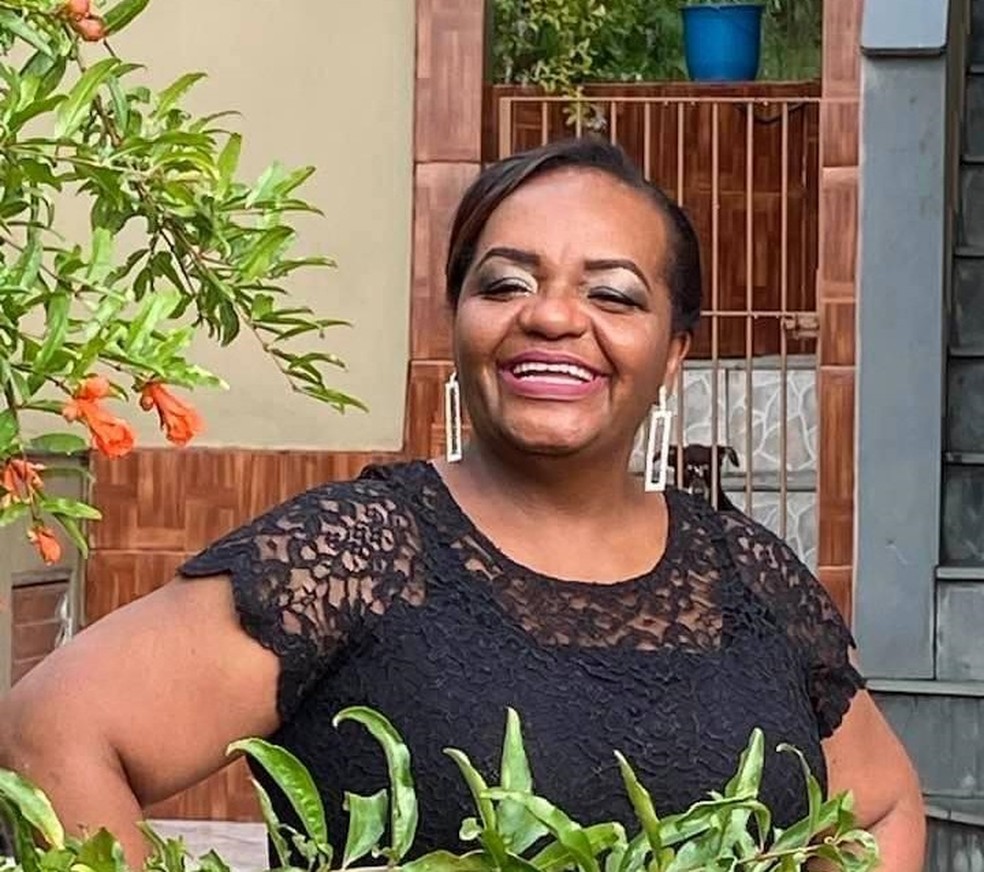 Enfermeira é a primeira pessoa a ser vacinada contra a Covid-19 no Brasil