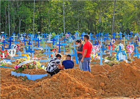Cemitérios de Manaus tiveram hoje 29 sepultamentos de vítimas da covid