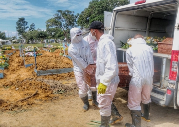 Com 978 mortes por covid em 24hs, Brasil supera 231 mil óbitos pelo vírus