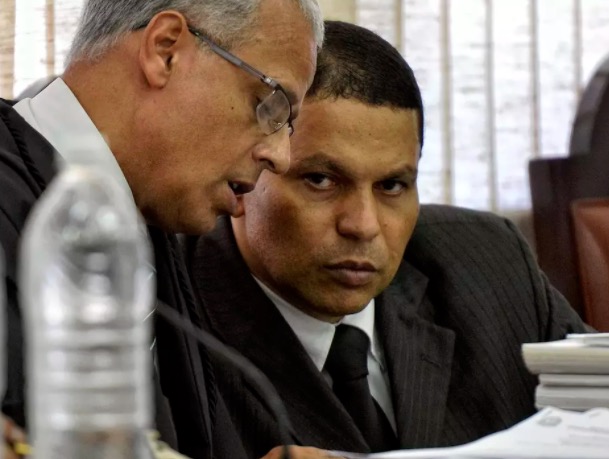 Mizael Bispo se entrega após ter prisão domiciliar revogada