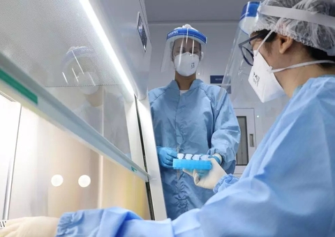 Covid-19: Sem insumos, Fiocruz vai entregar vacina de Oxford em março