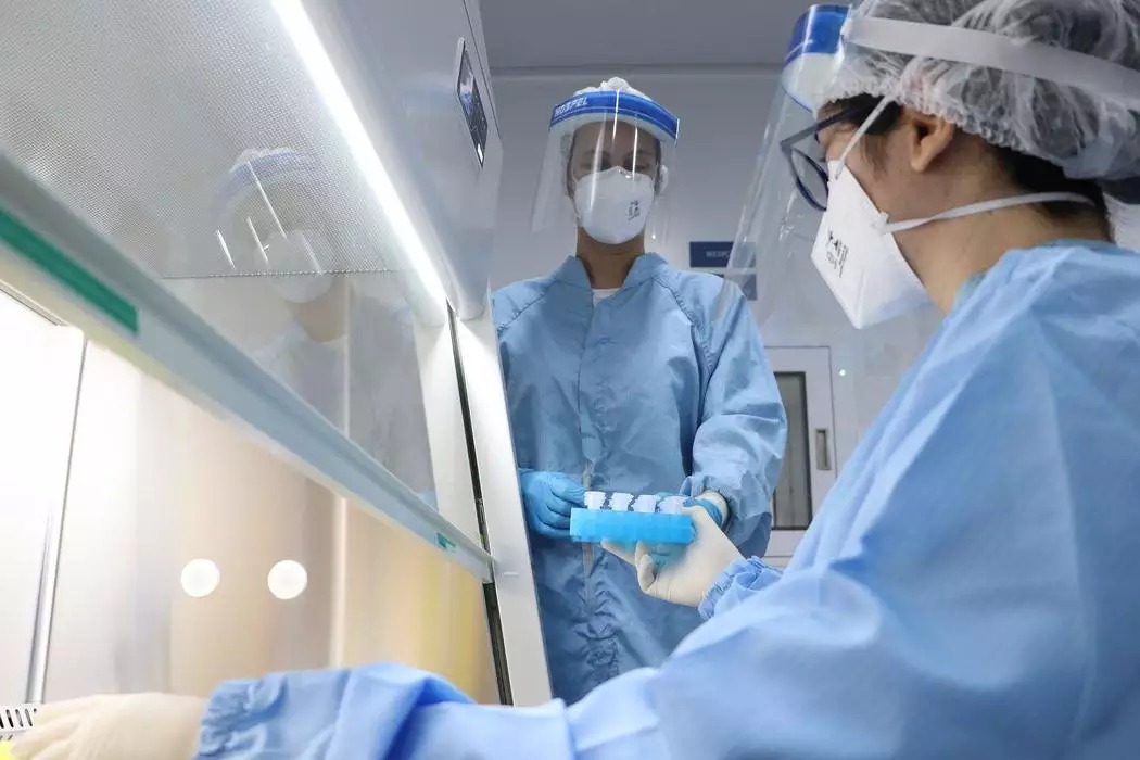 Covid-19: Sem insumos, Fiocruz vai entregar vacina de Oxford em março