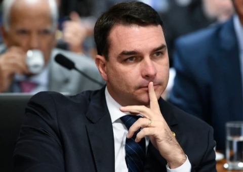 Flávio Bolsonaro viaja para Noronha com voo pago pelo Senado