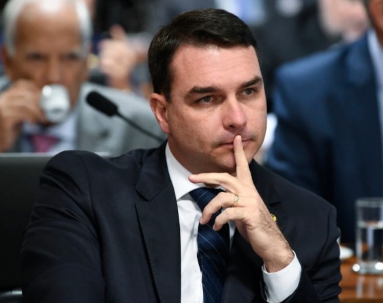 Flávio Bolsonaro viaja para Noronha com voo pago pelo Senado