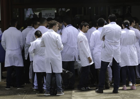 Médicos formados fora do Brasil têm 1ª fase do Revalida neste domingo