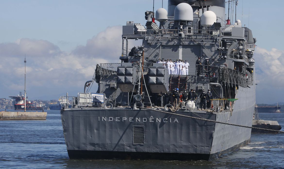 Fragata que participou de força-tarefa no Líbano retorna ao Brasil